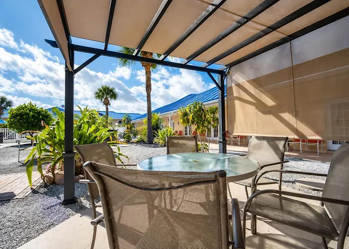 Island Sun Inn & Suites - Historic Venice & Beach Getaway