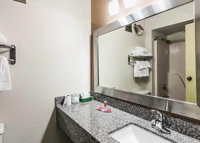 Econo Lodge Inn & Suites Norton - Wise South