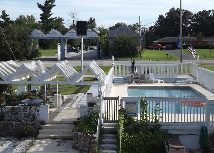 Twin Lakes Inn