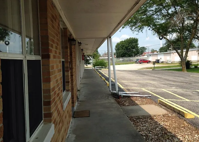 Twin Pine Motel