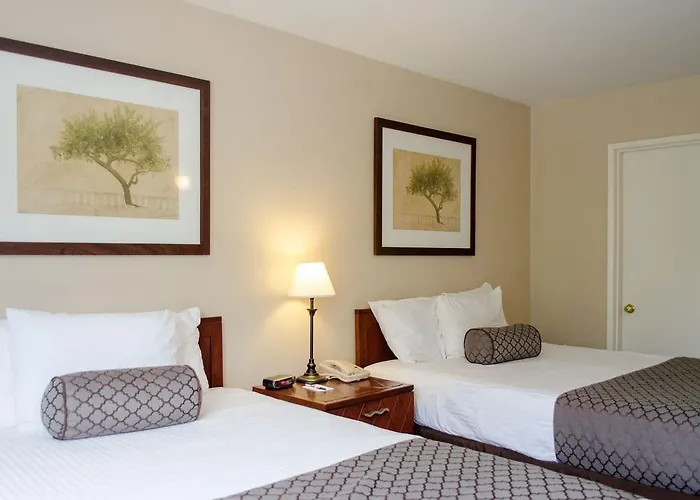 Travelodge By Wyndham Vancouver Lions Gate