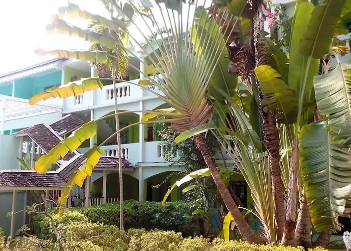 Doctors Cave Beach Hotel