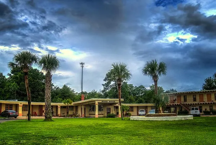Nassau Holiday Motel