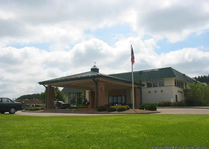 Saratoga Inn & Suites