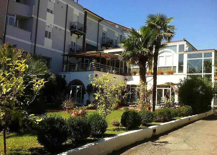 Hotel Riviera 3 Stelle Con Piscina Estiva Gratuita E Garage A Pagamento
