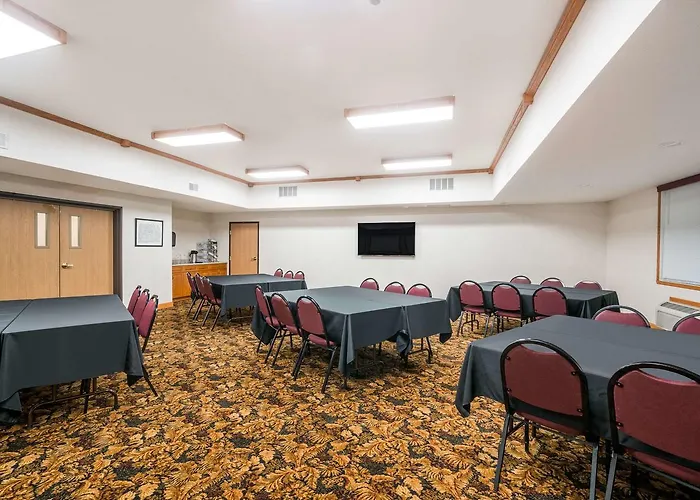 Travelodge & Suites By Wyndham Fargo/Moorhead