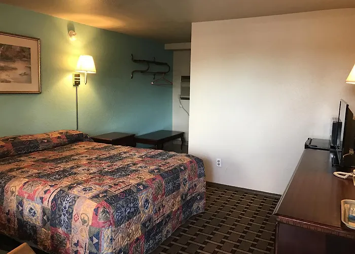 Hwy Express Inn & Suites