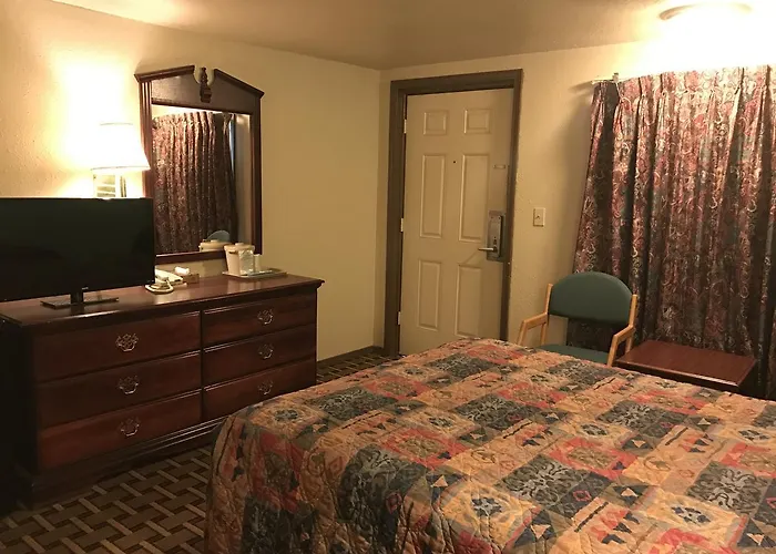 Hwy Express Inn & Suites