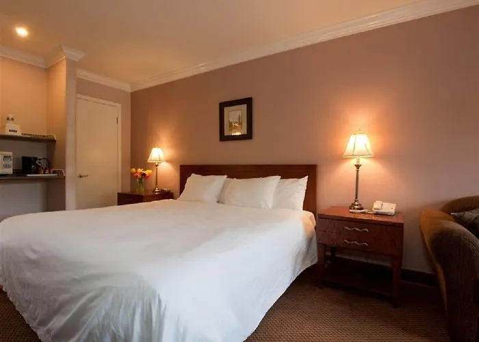 Travelodge By Wyndham Vancouver Lions Gate