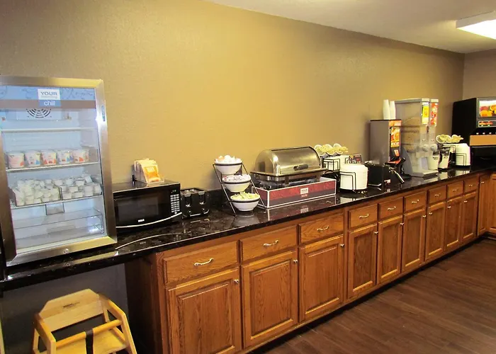 Oak Hill Inn & Suites