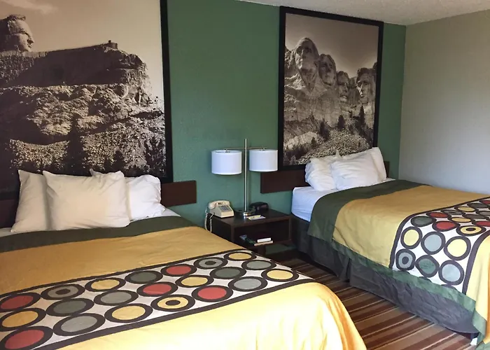 Super 8 By Wyndham Redfield
