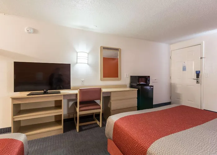 Travelodge By Wyndham Lansing