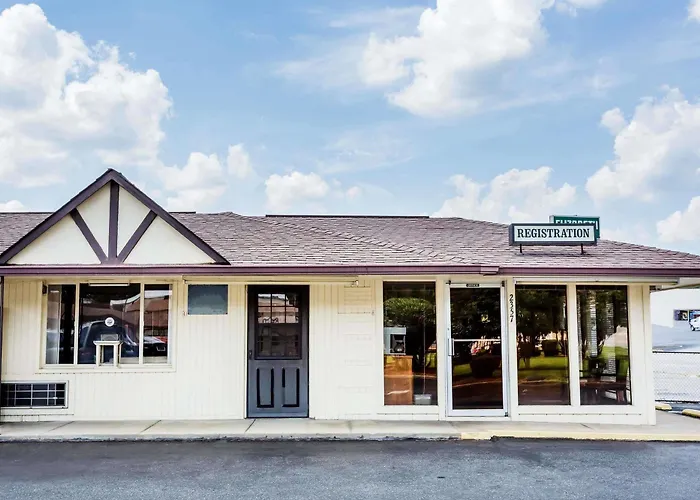 Knights Inn Collinsville