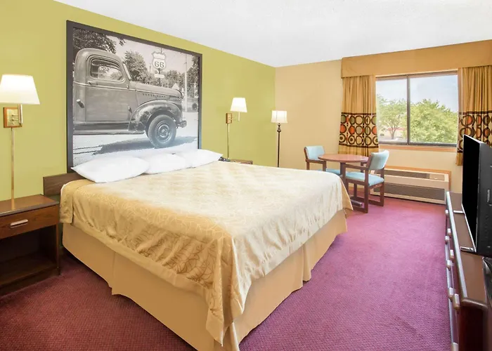 Super 8 By Wyndham Normal Bloomington