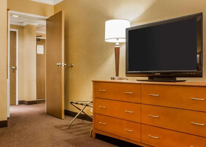 Clarion Hotel & Suites Riverfront