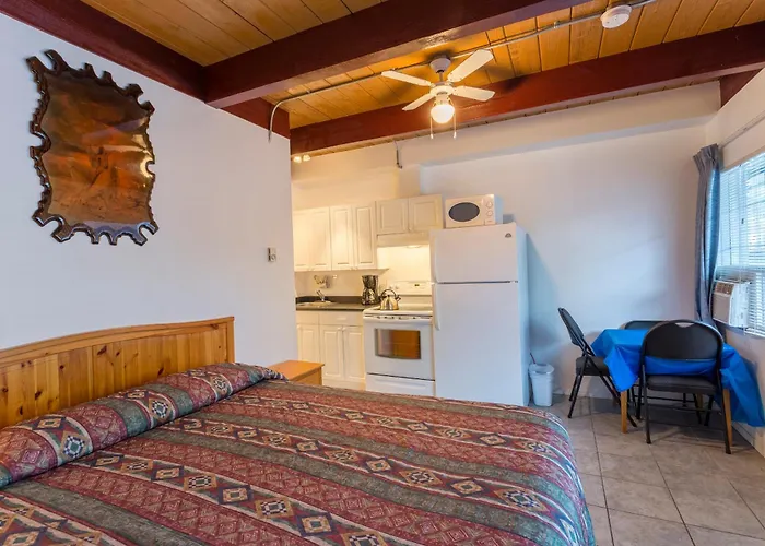 Holiday House Motel