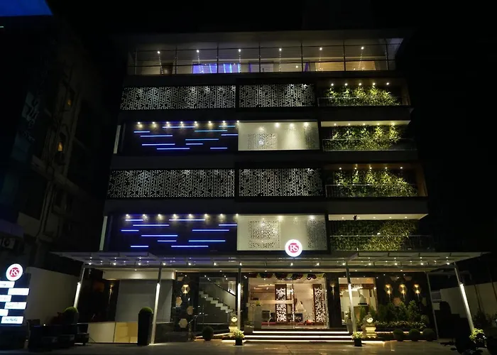 Hotel Rs Exclusive Stay & Fine Dine - Near To Akola Junction
