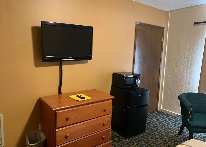 Townhouse Inn & Suites