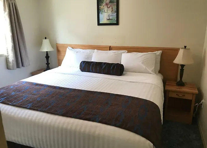 Slumberlodge Hotel