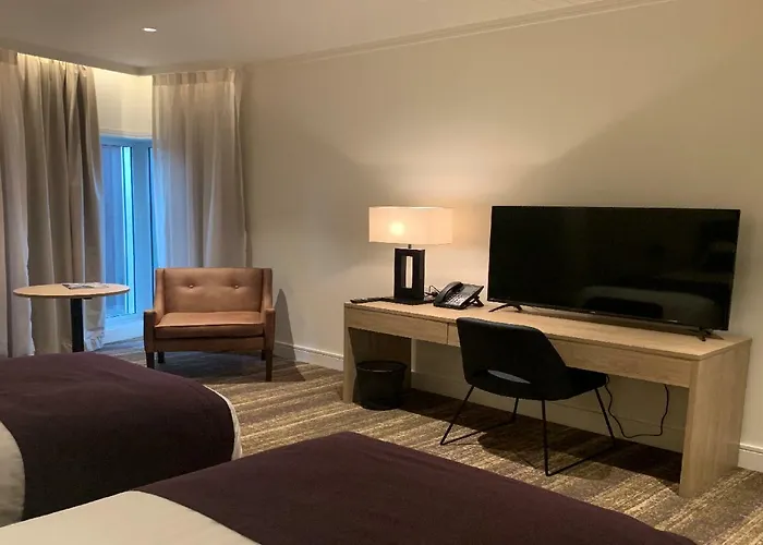 Porter'S Plainland Hotel