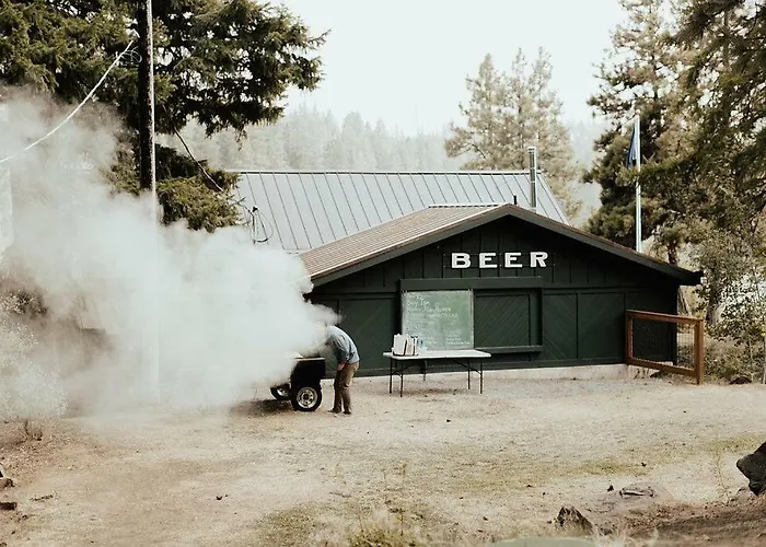 The Suttle Lodge & Boathouse