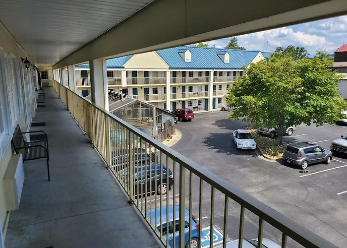 Colonial House Motel