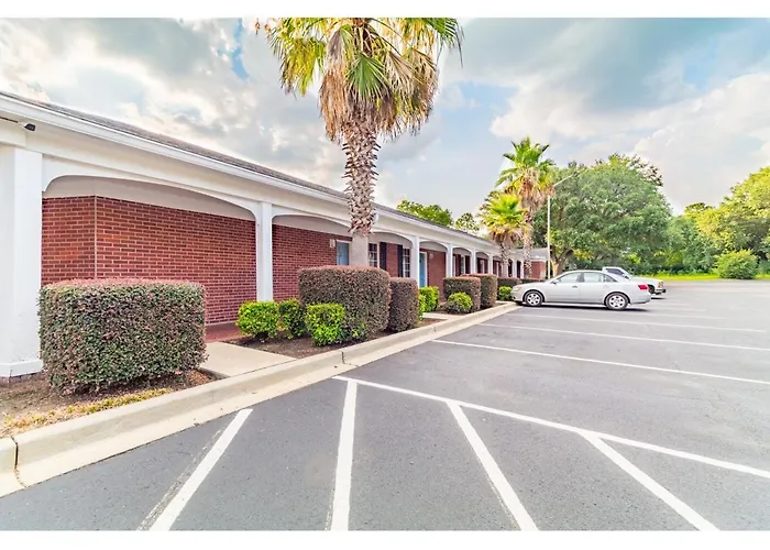 Winton Inn & Suites