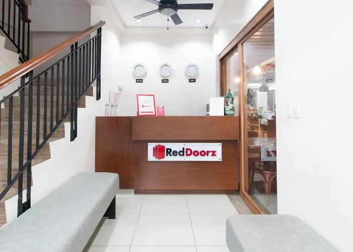 Reddoorz Plus @ Diola Villamonte Bacolod