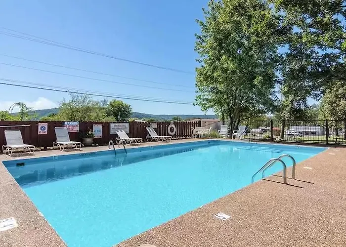 The Parkwood Inn & Suites