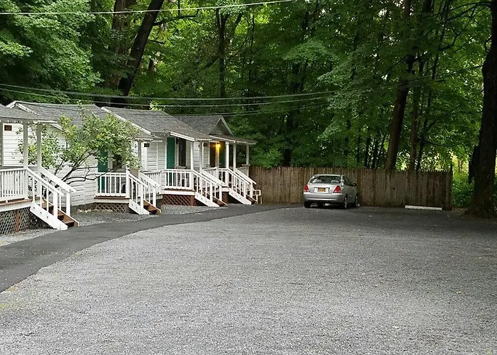 Brookside Motel & Cabins