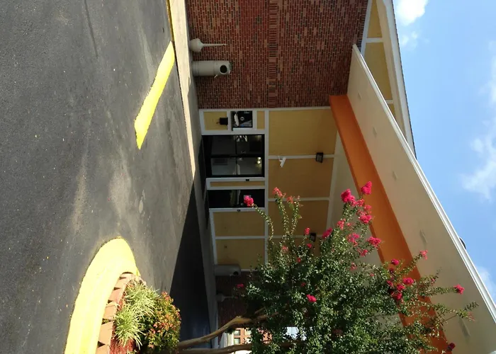 Super 8 By Wyndham Charlotte University