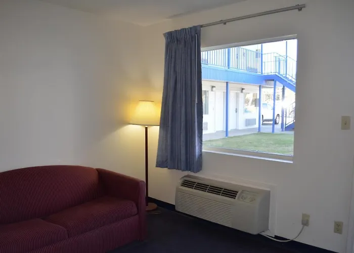 American Inn And Suites White Hall
