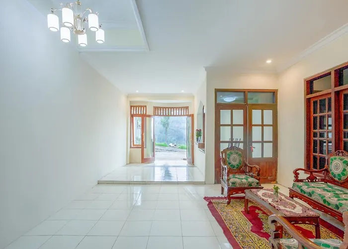 Oyo 3004 Penginapan Bromo Adi