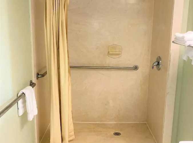 Pine Point Inn & Suites